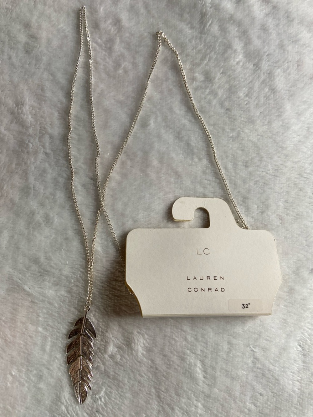 🏷️ BNWT Lauren Conrad 32” Silver Feather Pendant Necklace
